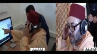 شاهد الأمر الذي شد انتباه الملك و جعله يجلس أمام الحاسوب و يضع السماعات في أذنه
