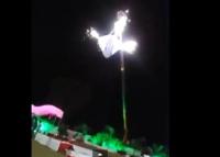 بالفيديو: رافعة تحول عُرساً إلى مأتم