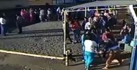 بالفيديو.. شاب يصدم حبيبته بسيارة انتقامًا من هجرها له