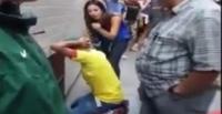 بالفيديو.. فتاة حسناء تنتقم بقسوة من شاب حاول سرقتها