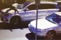 بالفيديو: تقفز فوق سيارة سرقها اللصوص وبداخلها طفلة