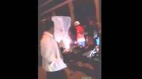شرطي مرور يضرب مواطن ويهدده بالمسدس