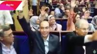 أوزين مابغاش يهز يدو باش يصوت على العنصر حتى شاف الكاميرا
