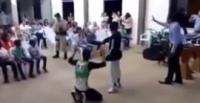 بالفيديو.. شرطي يتعرض لموقف محرج بسبب حسه الأمني