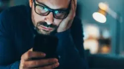 أطباء العيون يحذرون: الإفراط في استخدام الهواتف والتلفزيون يجهد العينين ويزيد خطر الغلوكوما