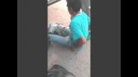 فضيحة نصاب.. هكذا يقوم متسول بإظهار رجله مقطوعة