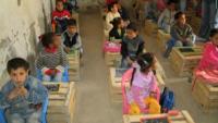 بالفيديو:  تلاميذ يدرسون على صناديق للخضر والفواكه في ظل الحديث عن البكالوريا الفرنسية
