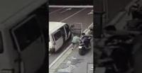 لحظة سرقة دراجة نارية بطريقة ماكرة (فيديو)