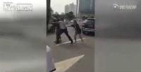 بالفيديو.. شاهد ماذا فعلت فتاة وصديقها مع سائق تاكسي تحرش بها