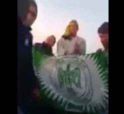 "حراكة" مغاربة في عرض البحر يغنون أغاني الرجاء