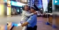 بالفيديو.. رد فعل طفلة تشاهد والدها في عمله