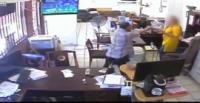 بالفيديو.. لص يعتدي على امرأة رفضت منحه محفظتها