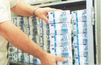 كبار المسؤولين يتحسسون "جيوبهم" بعد صدور تعليمات عليا بالتحقيق في الثروات المهربة