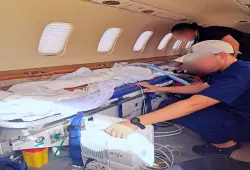 وزارة الصحة تنقل طفلاً مصابًا بمرض نادر على متن طائرة طبية من زاكورة إلى الرباط