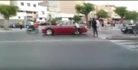 فيديو خطير .. شخص يعترض الموكب الملكي بالرباط  ويقوم بعمل خطير