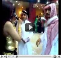سعودي يمطر راقصة بالاموال