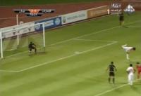 لاعب اماراتي ينفذ ضربة جزاء بالكعب 