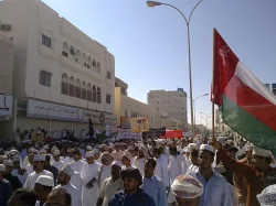 المحتجون يقطعون طريق ثاني اكبر موانئ عمان ومواجهات جديدة في وسط صحار