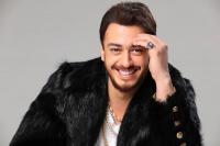 بالصورة..."ماكياج" وأكسسوارات نسائية يجلبان السخرية لـ"سعد لمجرد"