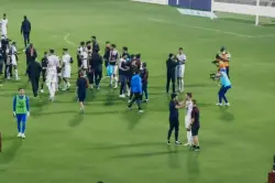 جماهير الجيش الملكي تحتفل مع لاعبيها بعد التأهل إلى النهائي حساب نهضة بركان