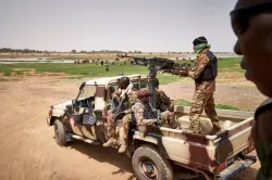 25 قتيلا و13 جريحا في هجوم إرهابي على مركبات مدنية شمال مالي