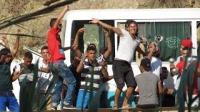 حشد من جماهير جزائرية قرب الحدود المغربية تستفز المارة المغاربة