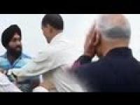 شاب غاضب من غلاء الأسعار يصفع وزير الزراعة في الهند