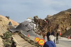 انهيار أرضي على الطريق رقم 16 الرابطة بين الجبهة والحسيمة