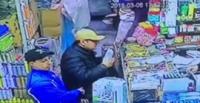 لحظة سرقة زبون داخل دكان بطريقة ماكرة (فيديو)