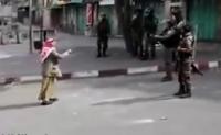 بالفيديو: هكذا واجه عجوز فلسطيني شجاع الجنود الإسرائيليين