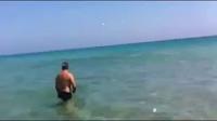 قرش يسبح بالقرب من المصطافين في شاطئ المعمورة بتونس