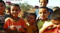 أطفال العرائش بلعبون في الواد الحار و الأزبال .