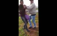 شاهد : هذا ما حصل مع لص ضبط يسرق أحذية من مسجد
