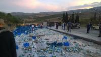 انقلاب شاحنة لنقل الحليب و مواطنون يسرقون حمولتها عوض التضامن مع السائق