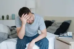 الاستيقاظ المتكرر أثناء الحلم قد يكون علامة مبكرة لمرض خطير