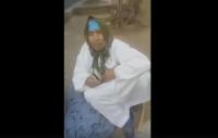 صادم من تازة .. شاب يلقي والدته بالشارع وناشطون ينعتونه بـمسخوط الوالدين
