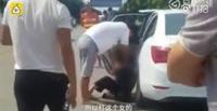 بالفيديو.. شاب يلقن عشيقة والده «علقة ساخنة» في الشارع