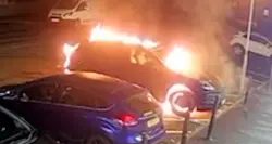 بالفيديو..شخص يحرق بورش مركونة بسبب خلاف على موقف سيارات