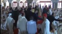 شاهد لحظة إيقاف شخص حاول الاقتراب من الملك أثناء صلاة الجمعة بطنجة