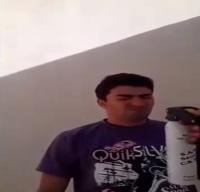 شاهدوا ماذا حصل لمغربي رشه صديقه بغاز "الكليموجين" من أجل "التجربة العلمية"