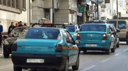 سائقو الطاكسي يُحاصرون سيارة نقل ذكية بطنجة وتصرفات تصعيدية تثير الغضب