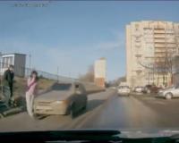سيارة تصدم شابة أثناء تحدثها في الجوال
