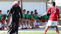 صورة : اداري أردني يوبخ لاعب لإضاعته فرصة ويرفع عليه الحذاء!!