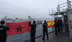 عناصر البحرية الإسبانية يرفعون العلم المغربي أثناء مناورات حلف "الناتو"