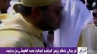 العاهل السعودي يقيل رئيس المراسم الملكية إثر صفعه صحفيا أثناء استقبال الملك محمد السادس