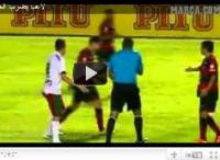 لاعب يركل حكماً اعتراضاً على طرده 