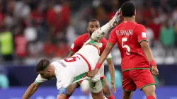 حمد الله يثير الجدل بتصرفه الغريب أمام عمان.. موجة سخرية وانتقادات على مواقع التواصل الاجتماعي