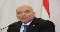 عاطل لبناني يخلع ملابسه ويقف شبه عار وسط بيروت
