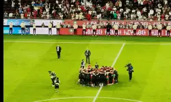 الركراكي يحتفل مع اللاعبين بتحقيق الرقم القياسي في سلسلة الانتصارات
