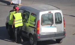 "حراس وهميون" يبتزون زوار الحسيمة مقابل ركن السيارات بمواقف مجانية